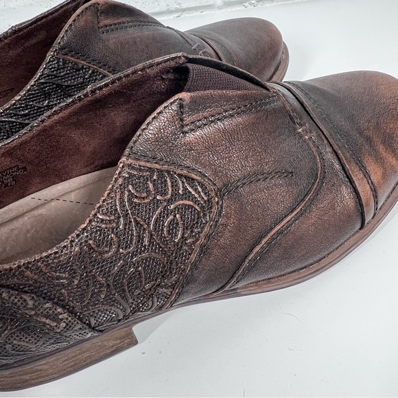 EARTH Blythe 9.5 Almond Slip on Tooled Weathered Leather loafer - Picture 4 of 8